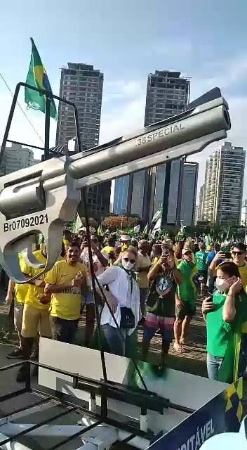 Ah, mas o desfile da Escola de Samba foi um desrespeito com a fé cristã. A Marcha Para Jesus: