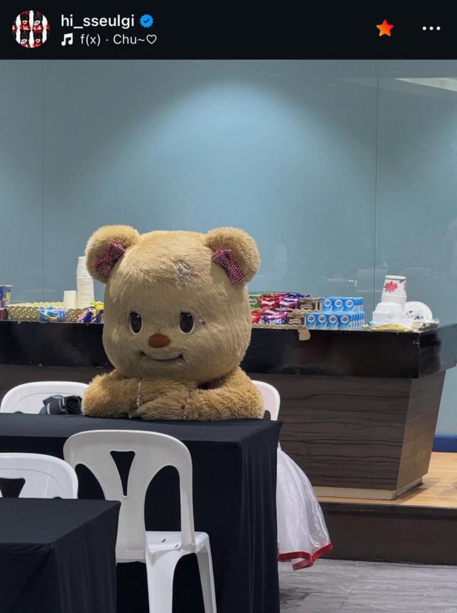 เอ้อ แค่นั่งทำตัวน่ารักไม่รู้ไม่ชี้ก็โดนแอบถ่ายไปลงแอคดัง 12 ล้านฟอลของพี่คนสวย ก็ค่อนข้างจะเฟมัสนะ ทำไรก็ถูกจับตา สมเป็นไอดอลสาวโน1 เจน6 😀

#Butteerbear