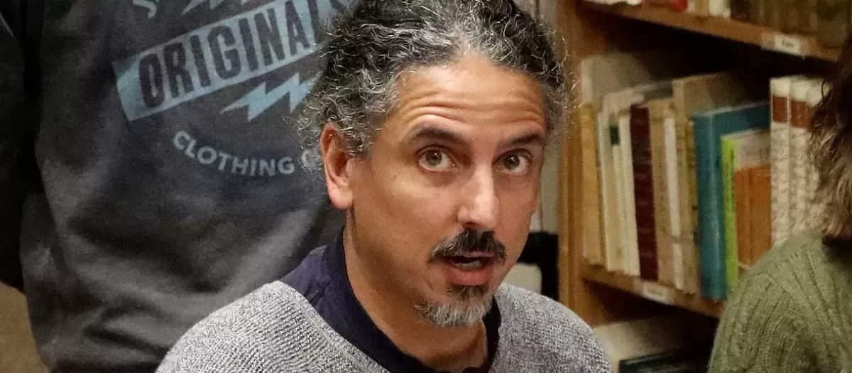 Martiño Ramos, fundador de En Marea y amigo de Yolanda Díaz, ha sido condenado a 13 años de prisión por abusar sexualmente de una menor de manera reiterada.

Huyó a Cuba para no cumplir su condena y ahora está a la espera de ser extraditado.