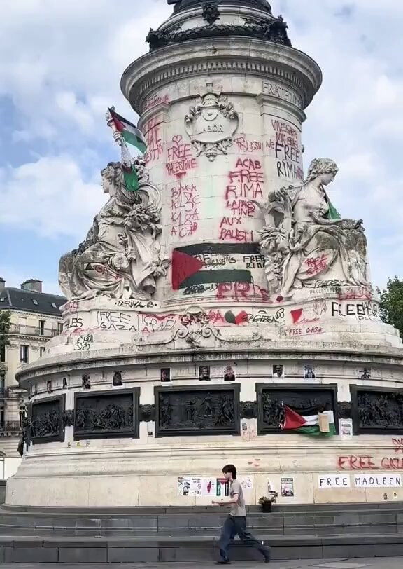 La mairie de Paris alloue un budget d’environ 8 millions d’euros pour nettoyer les monuments de Paris régulièrement dégradés par les manifestants.

La Place de la République est l’un des sites les plus touchés : elle est régulièrement taguée lors de manifestations variées et