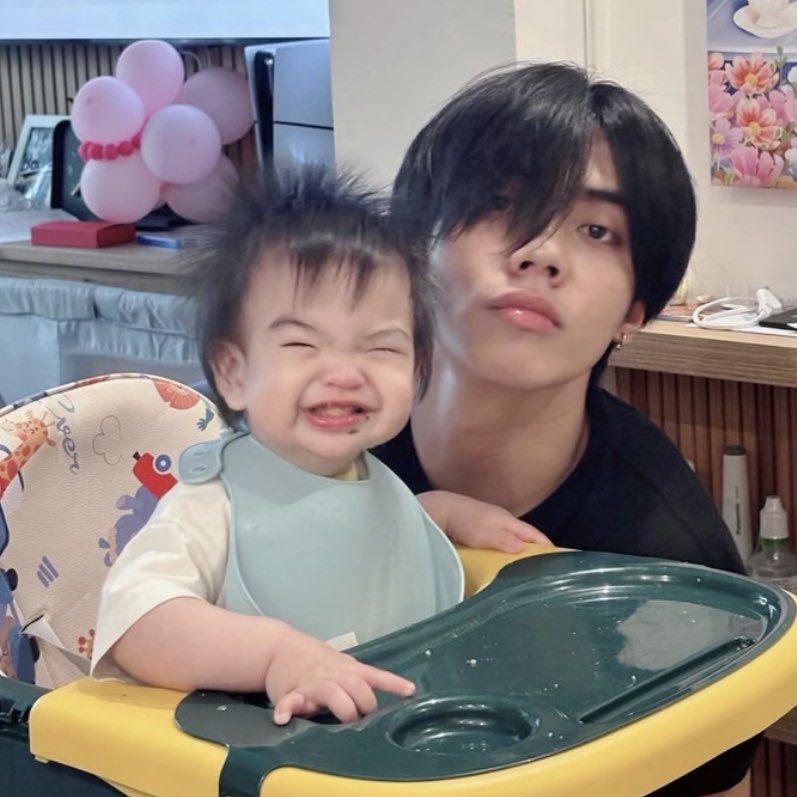 เด้นถ่ายรูปกับพี่ภีม ยิ้มไรขนาดนั้นอะลูกกกกก เอ็นดู55555555