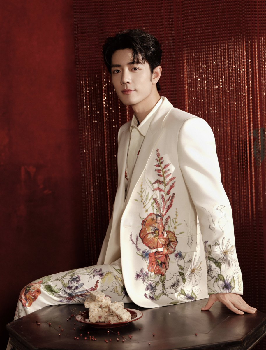 wxyzybxz's tweet photo. OMGG LOOK AT XIAO ZHAN’S SUIT! THE ART SO BEAUTIFUL 😍 https://t.co/iHhUqdsiYp