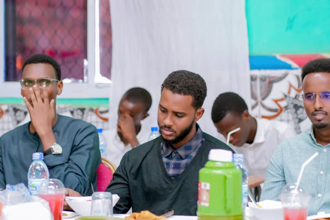 GREENHOPEUNIVE1's tweet photo. Maanta waxaa xarunta Green Hope University - Branch of Beledweyne lagu qabtay kulan loogu talagalay soo dhaweeynta bisha barakaysan ee Ramadaan.

Kulanka waxaa laysku xasuusiyay fadliga bisha Ramadaan, cibaadada, iyo isu naxariisashada. https://t.co/i7ryDucsut