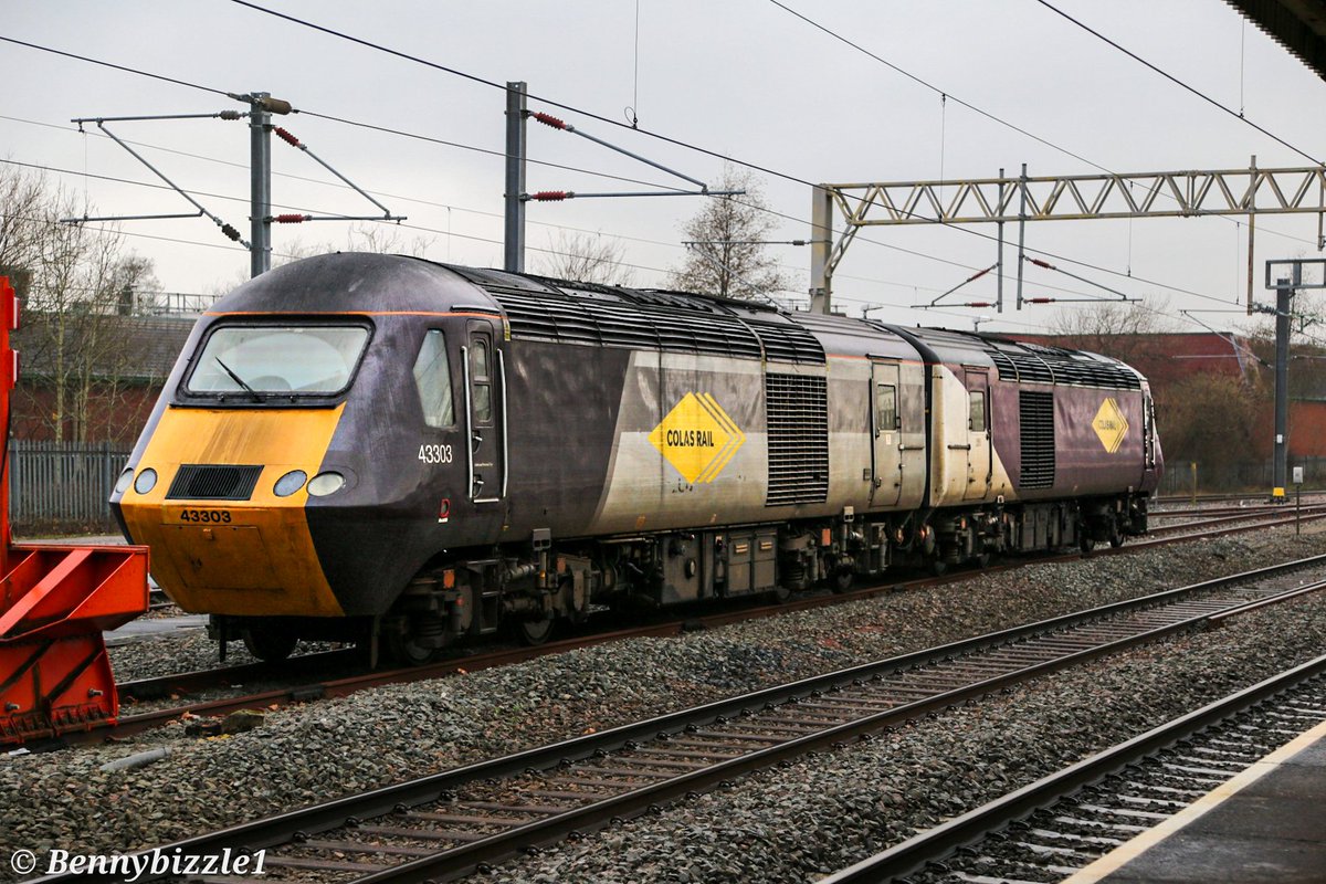 Bennybizzle1's tweet image. #HighSpeedTuesday @ColasRailUK power car pair of 43274 and 43303 in the sidings at Nuneaton station.