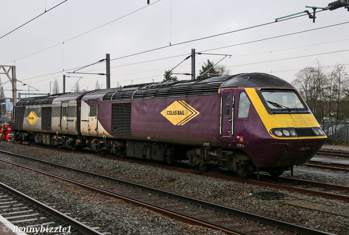 Bennybizzle1's tweet image. #HighSpeedTuesday @ColasRailUK power car pair of 43274 and 43303 in the sidings at Nuneaton station.