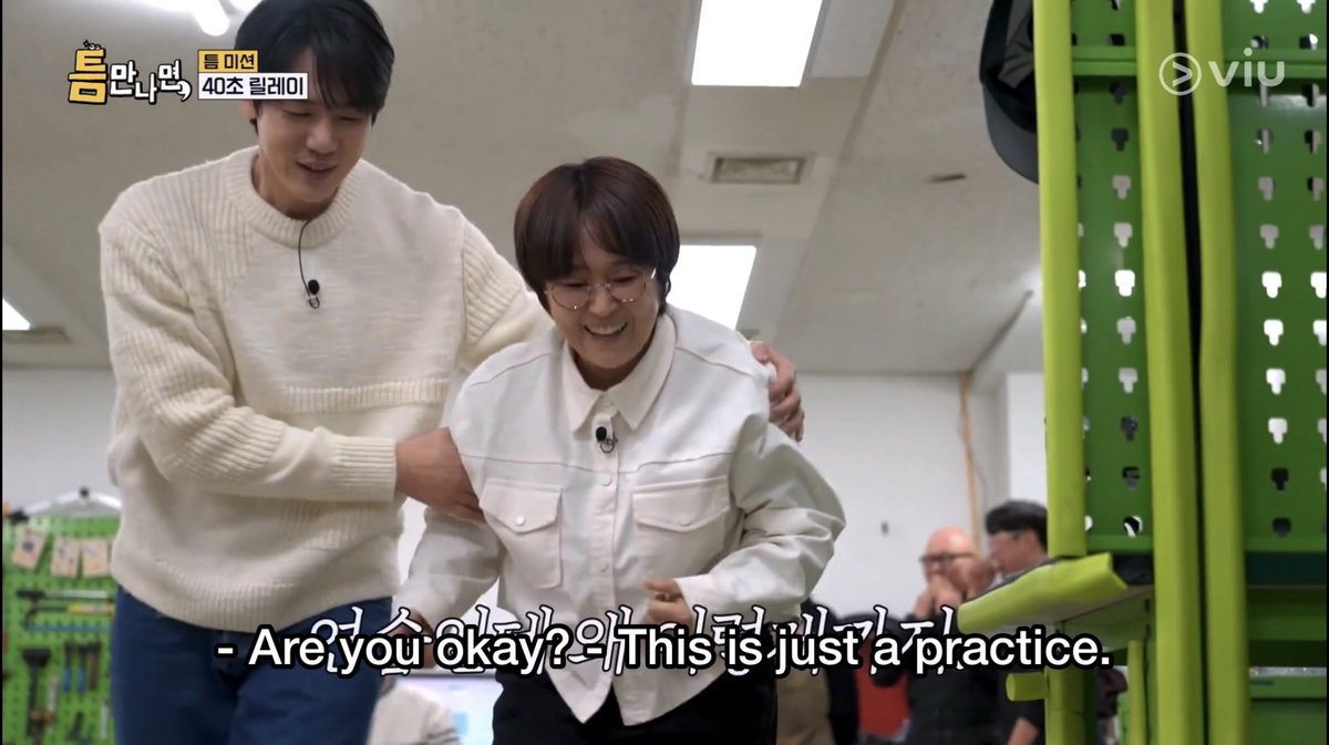 myysyoo_'s tweet photo. Sweet Yeonseokie immediately comes running to help #SongEunI noona~
“Noona! Noona! This is just a practice.” 😅
#유연석 #YooYeonSeok #WheneverPossible #틈만나면 https://t.co/WfKBHTscjz