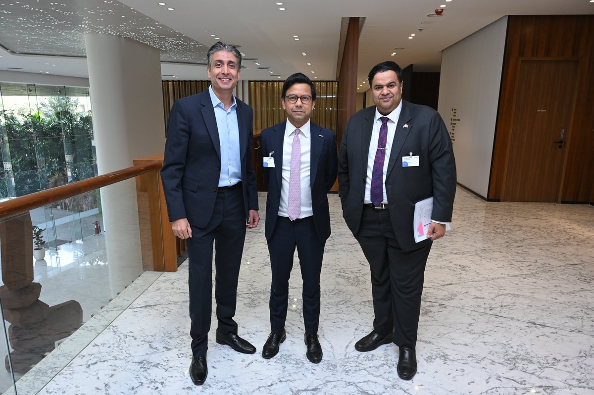 Minister <a href="/KanishkaNarayan/">Kanishka Narayan MP</a> visited Wipro’s HQ in Bengaluru to understand more about their AI first innovation ecosystem, global partnerships, and responsible AI approach in action. Thank you @Rishadpremji &amp; team for insightful discussions on UK India collaboration in AI &amp; beyond.