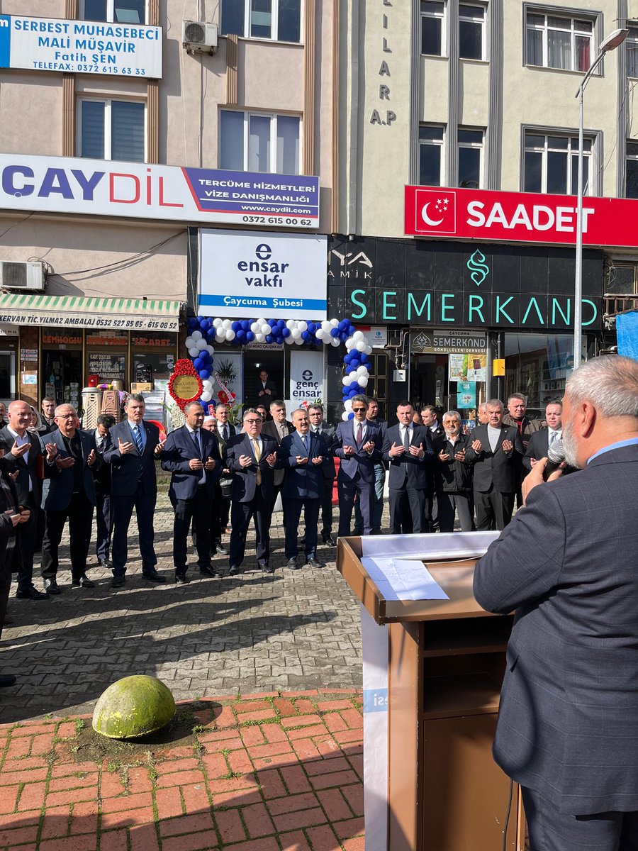 profdraakkaya's tweet photo. Çaycuma’da gerçekleştirilen Bilgi Ağacı Çalışma Evi açılış programına katılım sağlayarak gençlerimizin eğitimine ve gelişimine katkı sunacak bu kıymetli çalışmanın hayata geçirilmesine şahitlik etmekten memnuniyet duydum.

Program kapsamında; Ensar Vakfı Genel Başkanı sayın Dr. Şener Ağaç, Çaycuma Kaymakamı sayın Adem Kaya ile Zonguldak Bülent Ecevit Üniversitesi Rektörü Prof. Dr. sayın İsmail Hakkı Özölçer başta olmak üzere kıymetli protokol üyeleri ve paydaşlarla bir araya gelerek gençliğe yönelik yürütülebilecek çalışmalar üzerine değerlendirmelerde bulunduk.

Gençlerimizin akademik, sosyal ve kültürel gelişimini destekleyen her türlü girişimi son derece önemli buluyorum. Bu sebeple, eğitim odaklı mekânların toplumumuzun geleceğine değer kattığına inanıyorum.

Nazik ev sahiplikleri için Ensar Vakfı Çaycuma Şube Başkanı sayın Adem İnan ile emeği geçen herkese teşekkür eder, açılışı yapılan Bilgi Ağacı Çalışma Evi’nin hayırlara vesile olmasını temenni ederim.