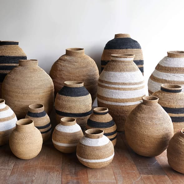 mutaretourism's tweet photo. Sustainable tourism?
In my opinion, this is far much better than cutting down the tree #foodforthought. To those familiar with the Mutare to Masvingo highway, you might have come across these beautiful artifacts. #TheBaobabTree #Nyanyadzi #EasternHighlands
📸Credit
Zimtrade https://t.co/aG9CpcVjDu