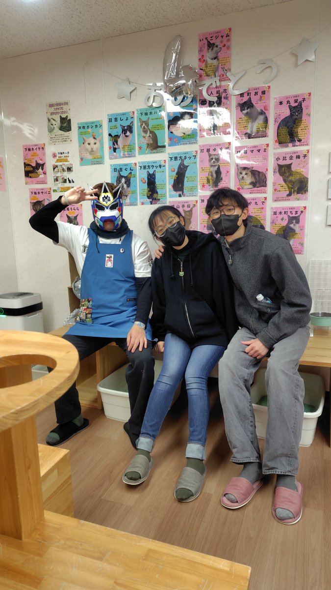 sggkvalion's tweet photo. はちねこカフェに講師を行っていた学校の生徒が来てくれた。
台湾のネコ事情などを聞く。
今日から香川県に出張。
新幹線→しおかぜを乗り継ぎ気合いの陸路（飛行機苦手）。
#IL_BRAVES
#はちねこ
#保護猫 https://t.co/O5It3llB0v