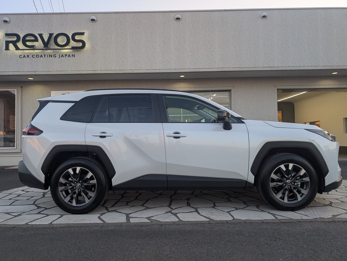 Ryoyurucamp's tweet photo. 新型RAV4
コーティングから帰ってきました���
RevoSさんのコーティングの技術と丁寧な対応に感動！
いくつかオプション付けたけど、バックドアオープニングガードが1番気に入ってるかも
あとバックドアランプもかなり明るいです https://t.co/v5mFpMxyBw