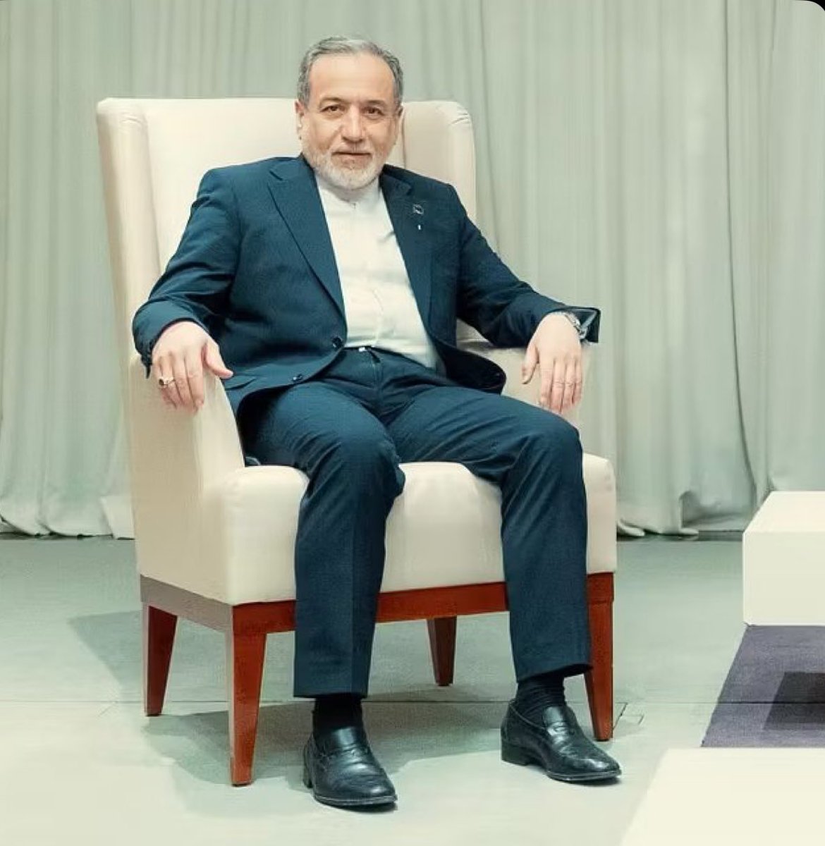 mhlaghaaa's tweet image. استایل کسی که به تجمعات میلیونی ما میگفت سیرک ، در مهم‌ترین جلسات زندگیش ، با زیپ باز. =))))