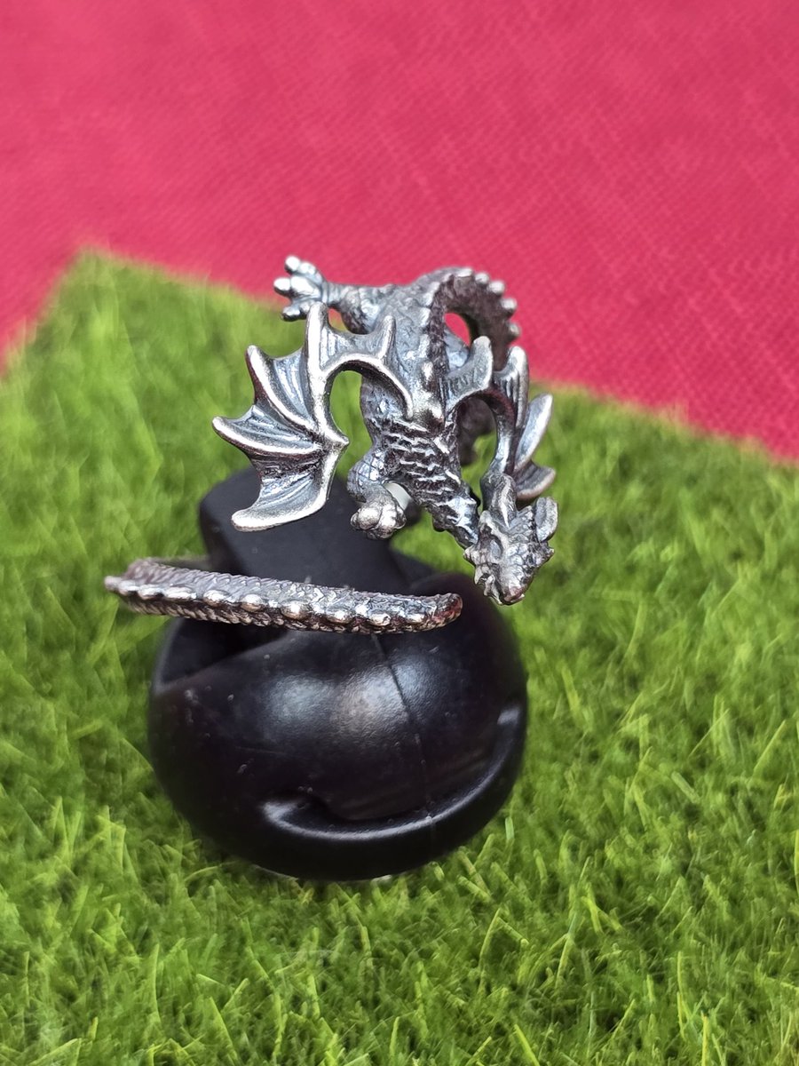 指に巻き付くドラゴンのリング！