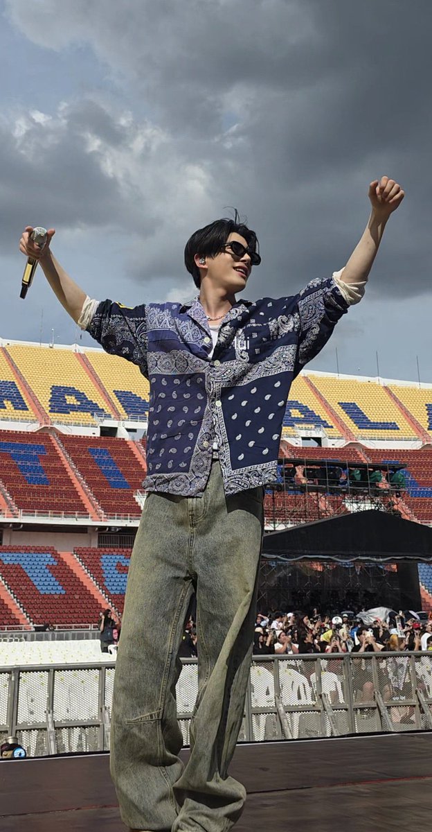 ชอบรุปนี้มากเลยอะ หล่อแบบยิ่งใหญ่เกรียงไกรมาก ละแบคกราวเปนราชมังคลา ทรงพลัง ไทยแลนด์แดนพี่เจค 😭😭😭😭😭