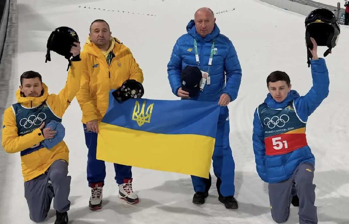 Ukrainian ski jumping team knelt and raised their helmets in support of @Heraskevych after he was disqualified for wearing a helmet commemorating deceased Ukrainian athletes 🙏

Yevhen Marusiak and Vitalii Kalinichenko represented Ukraine in this sport

📸: inst/V.Kalinichenko