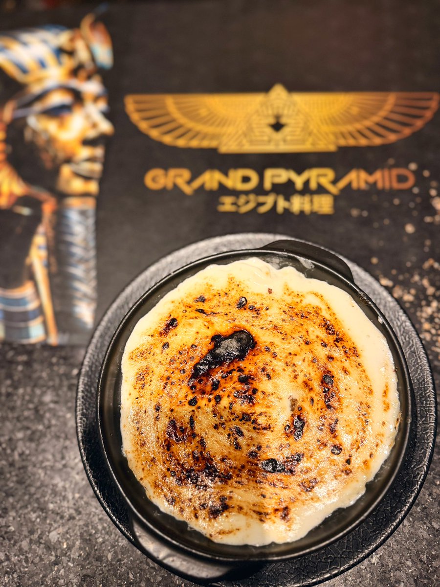 Grand_Pyramid's tweet image. ウンム・アリ 〜デザートの王様〜 👑🍮

エジプト🇪🇬の伝統的なスイーツ「ウンム・アリ」は、まさに“デザートの王様”。

サクサクのパイ生地に、たっぷりのミルクとクリーム、ナッツやレーズンを重ね、香ばしく焼き上げた贅沢な一品です。外はこんがり、中はとろけるような濃厚な味わい。

Grand