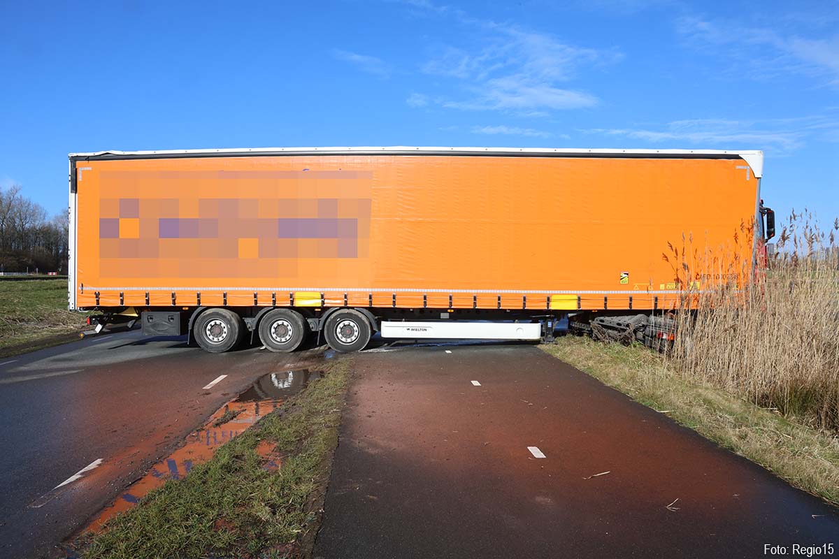 Vrachtwagenchauffeur rijdt zich vast op Hofvlietweg in Leiden