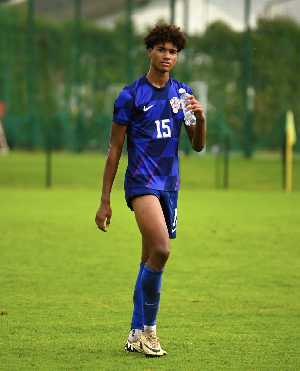 alfredfrank_'s tweet photo. For me, Liam Claude Kanté (2010)🇭🇷🇫🇷🇲🇱 is probably the most impressive 2010-born LCB I have seen so far.

To begin with, his physique is on another level. He's massive and already quite strong, very far beyond his category in that department.

Defensively, his anticipation is great, reads movements well, and is often at the right place at the right time. Good timing in his tackles as well.

He also showcases strong long passing, which is such an important trait nowadays for CBs. Little to no flaws in his game currently, let's see how he develops.