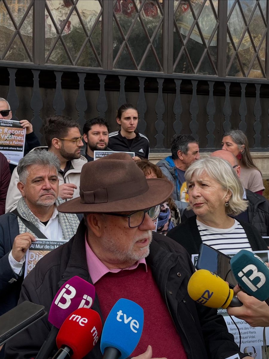 Amb un Govern que esborra la memòria democràtica, és més important que mai que la ciutadania republicana estigui en el costat correcte de la història. ✊Ens trobem dia 21 de febrer a les 17h al Mur de la Memòria.
🔥Davant el feixisme, ni una passa enrere.