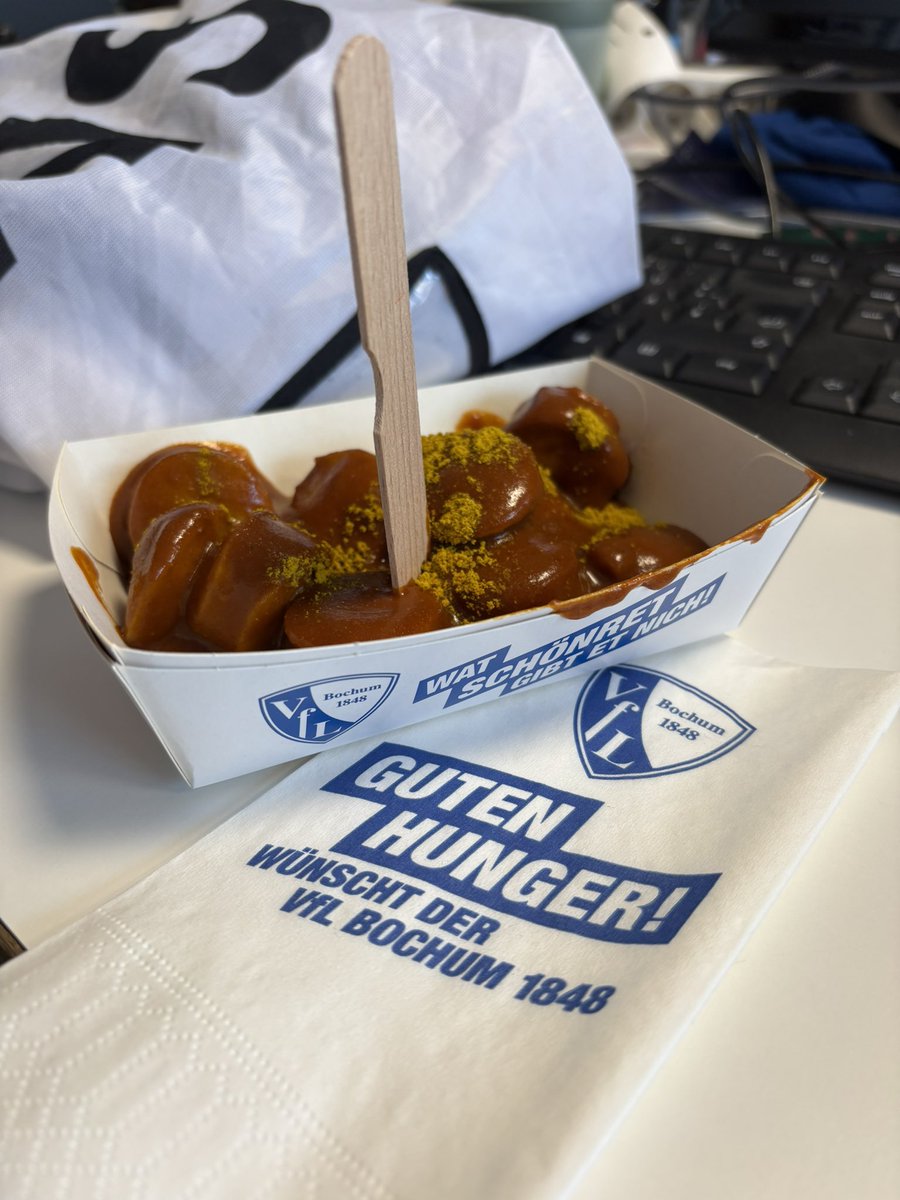 JesNelly_'s tweet photo. Immer eine Ehre 💙🤍

#meinVfL https://t.co/qa7nw8rvZa