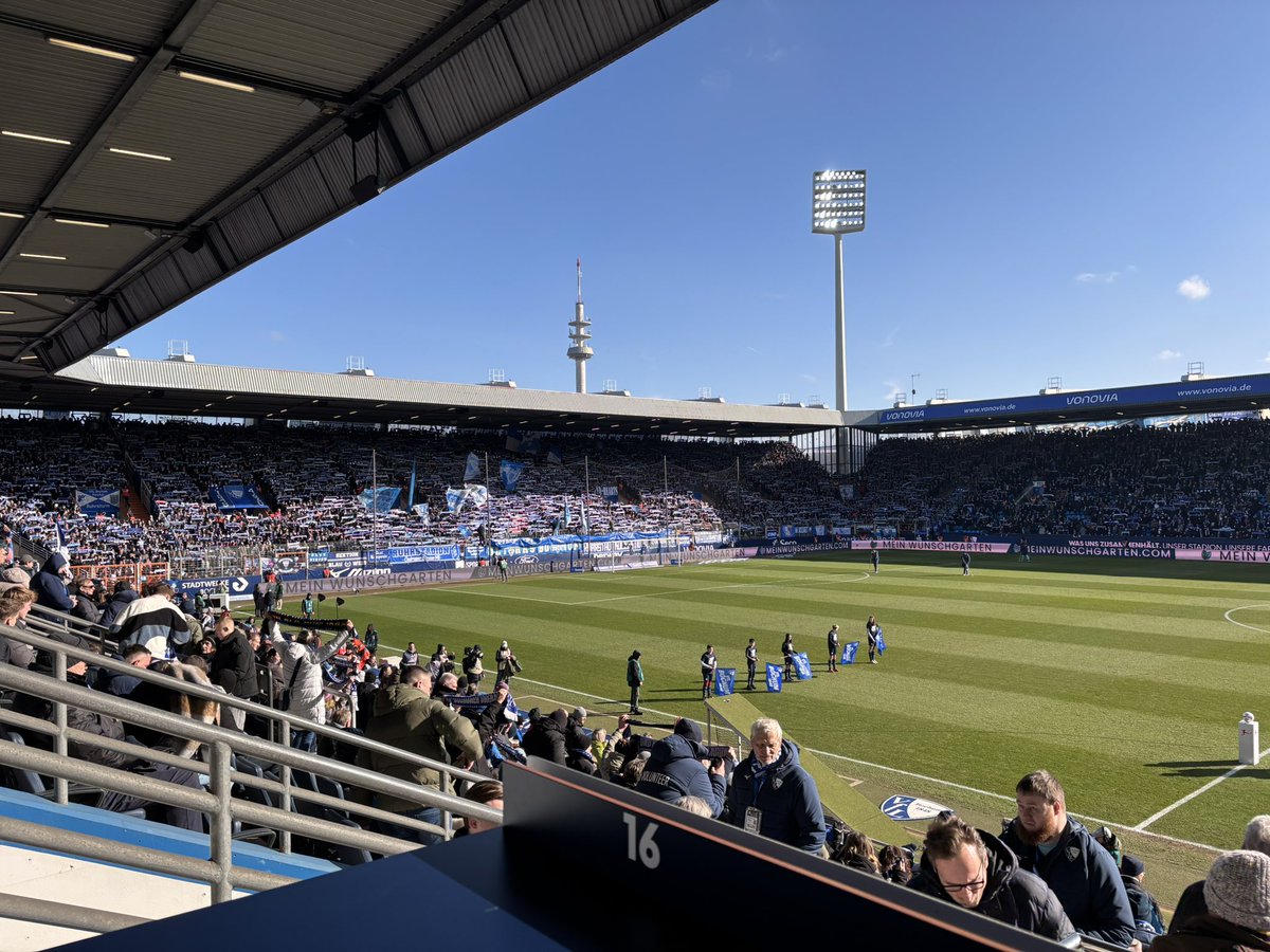 JesNelly_'s tweet photo. Immer eine Ehre 💙🤍

#meinVfL https://t.co/qa7nw8rvZa