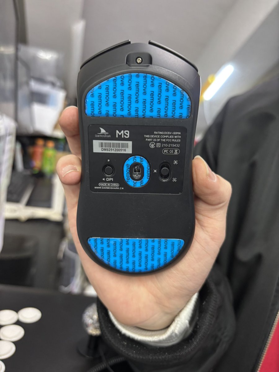 PCワンズでみつけたよ DarmoShark M9 WhaleShark でっっっっか(右側の