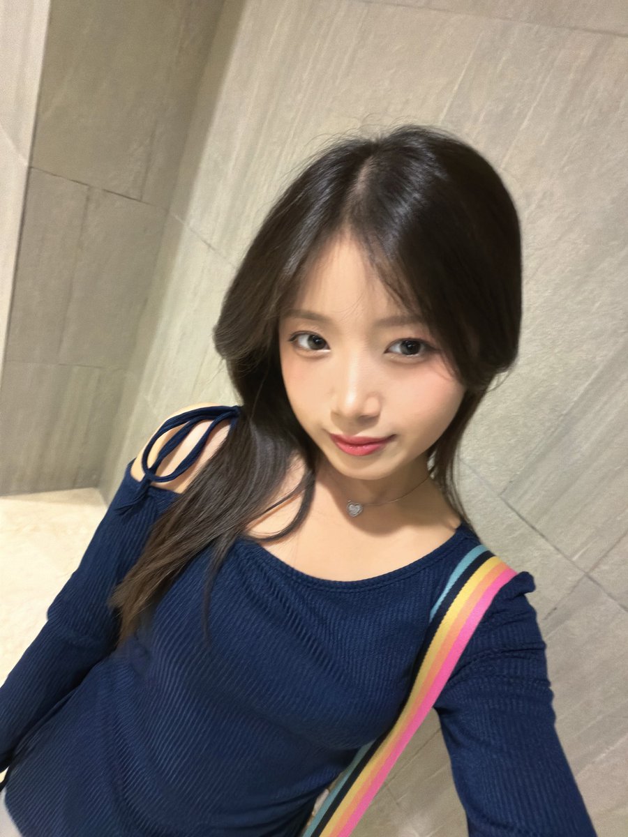 furitzy's tweet photo. ㅤ
Menikmati hidangan manis yang serupa embun gula di ujung pagi, kami merayakan kebersamaan dengan tawa yang ringan. Dalam ruang foto, kilatan cahaya membekukan detik-detik bahagia seakan waktu sudi berhenti sejenak, agar kenangan ini tak larut begitu saja 𐔌՞. .՞𐦯
ㅤ https://t.co/Jk9xzuuAXu