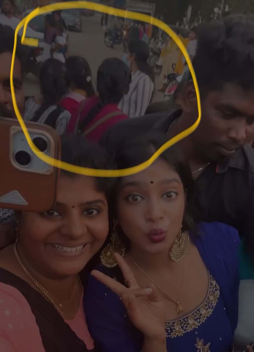 #BiggBossTamil9
#BiggBoss9Tamil

என்னடா பெரிய space uh .500 பேர் வந்தாங்க,600 பேர் வந்தாங்கனு  சொல்றீங்க.

மதுரை rally க்கு வந்த கூட்டம் கேள்வி பட்டிருக்கியா???

Fans க்கு நிக்க‌ கூட இடம் இல்ல.. அப்பறம் PEERU தான் "வீட்டுக்கு போங்கப்பா.அக்கா நேர்ல வர்றேன்"னு சொல்லி அனுப்புனாங்க