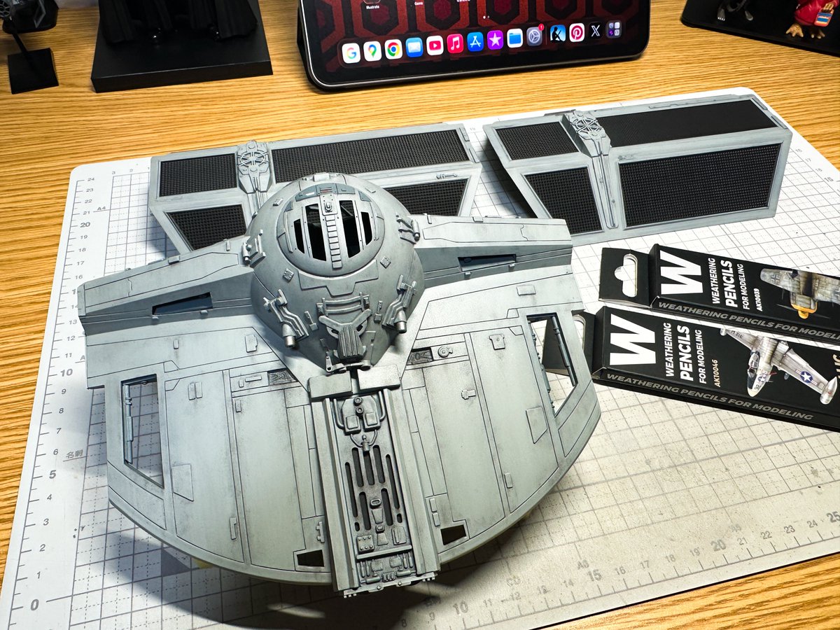 Ani_Kuzunishi's tweet image. 塗装も佳境。後はウェザリングペンシルで細かい（誰も分からない）汚れを描き込めば完成。前回のシャトルよりはまだ汚し甲斐があるのが唯一の救い。
#amt #TieAdvancedX1 #StarWars