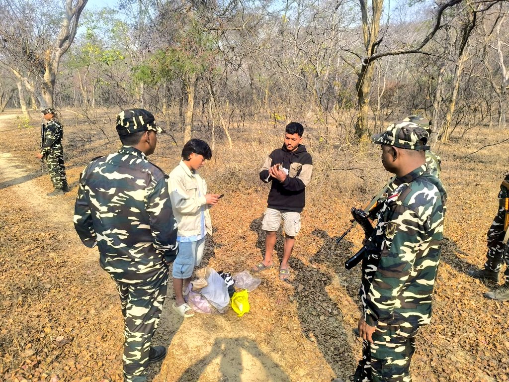 9BnSSB_INDIA's tweet photo. “सतर्क जांच, सुरक्षित भारत!”
सीमा पर आने-जाने वाले मुसाफिरों की सघन जांच के दौरान बल के जवान पूरी मुस्तैदी और जिम्मेदारी के साथ देश की सुरक्षा में तत्पर हैं।
#SSB_INDIA
#SSBFTRLUCKNOW
#SSBSHQGKP
#SeemaKeRakshak #BorderCheck
#VigilantForce
#NationFirst
#ProudSSB
#DeshKiRaksha https://t.co/g5erSsuqHs