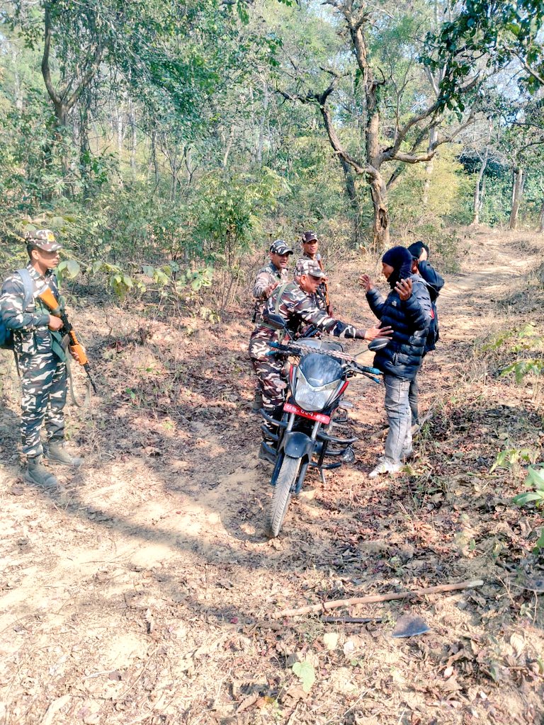 9BnSSB_INDIA's tweet photo. “सतर्क जांच, सुरक्षित भारत!”
सीमा पर आने-जाने वाले मुसाफिरों की सघन जांच के दौरान बल के जवान पूरी मुस्तैदी और जिम्मेदारी के साथ देश की सुरक्षा में तत्पर हैं।
#SSB_INDIA
#SSBFTRLUCKNOW
#SSBSHQGKP
#SeemaKeRakshak #BorderCheck
#VigilantForce
#NationFirst
#ProudSSB
#DeshKiRaksha https://t.co/g5erSsuqHs