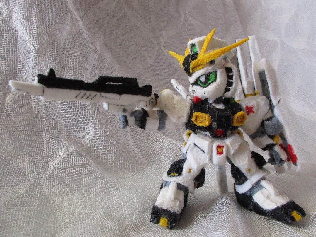 今までにフェルトで作ったやつ その170。SD νガンダム。フィン・ファンネルには一つ一つネオジム磁石を入れてあるので重くて立たせにくい。