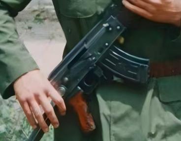 Type56AK47's tweet photo. A 1990s photo showing a PLA Army soldier armed with a Type 56-1. Notably, the rifle is paired with a 20-round Type 63 magazine featuring a stamped five-pointed star — an unusual but interesting combination.
#Military #Type56 #AK47 #China #History #Gear #PLA https://t.co/9Aygkey2lU