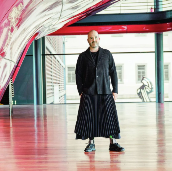 ACOM_es's tweet image. Este es Manuel Segade, director del Museo Nacional Reina Sofía @museoreinasofia . 
La expulsión de malas maneras de unas señoras judías no fue un hecho aislado. Este señor ha tomado una postura anti israelí clara y ha utilizado la institución para su activismo.
Recordemos la…