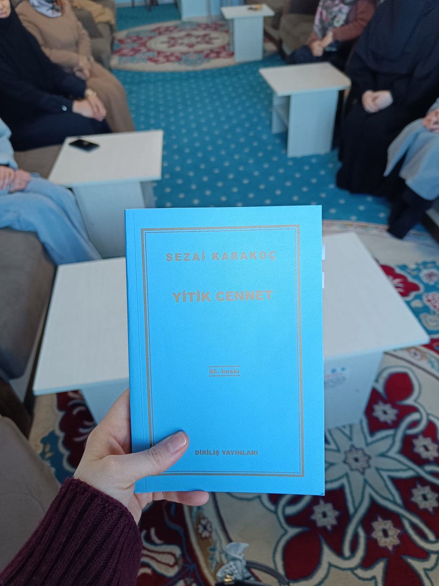 KELİMELERİN KALBİNE YOLCULUK: YİTİK CENNET KRİTİĞİ
İlçemiz TDV Gönüllüleri, Gençlik Koordinatörü Dilan Özer koordinasyonunda Sezai Karakoç’un eşsiz eseri "Yitik Cennet"in derinliklerine inmek üzere bir araya geldi. TDV. Gönüllüleri kitap kritiği buluşması gerçekleştirildi