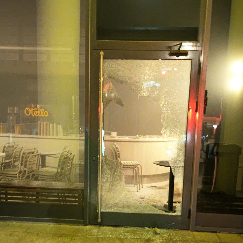 עיריית הרצליה תפעיל חברת אבטחה במתחם גפן בעיר בעקבות השחתה של עסקים שפתוחים בשבת. זאת, לאחר שהלילה הושחתו שני בתי עסק במקום, מהם גלידריית "אוטלו" שכבר הושחתה בדצמבר. ראש העיר יריב פישר ל"הארץ": "אלה משפחות שגרות בשכונה ועבריינים שרוצים להראות שהעיר לא תפעל בשבת. זה קו אדום"