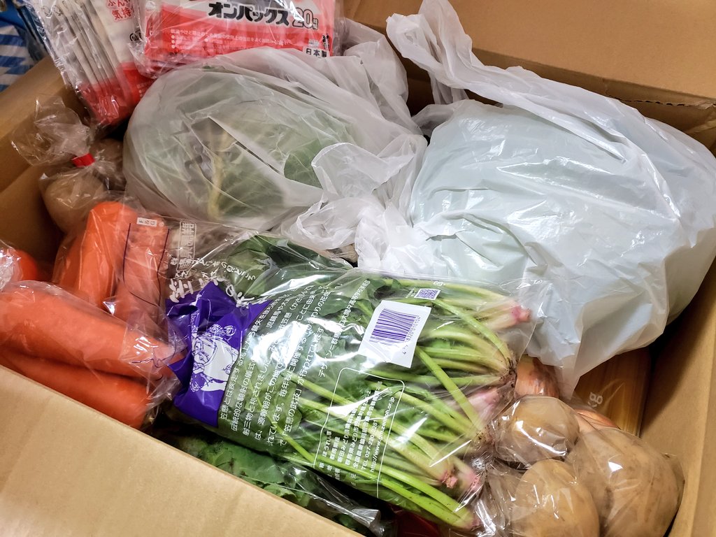 yumananahori's tweet photo. 今日はつくろい東京ファンドで難民申請者や仮放免の方々への食料支援の日でした。野菜や米などの食品をご寄付くださった皆様、ボランティアや八百屋の皆様、大変ありがとうございました。今月もなんとか送ることができました。
今日のごはんを心配しなくても良い社会を願います。努力します。 https://t.co/jLbN3QPWYZ
