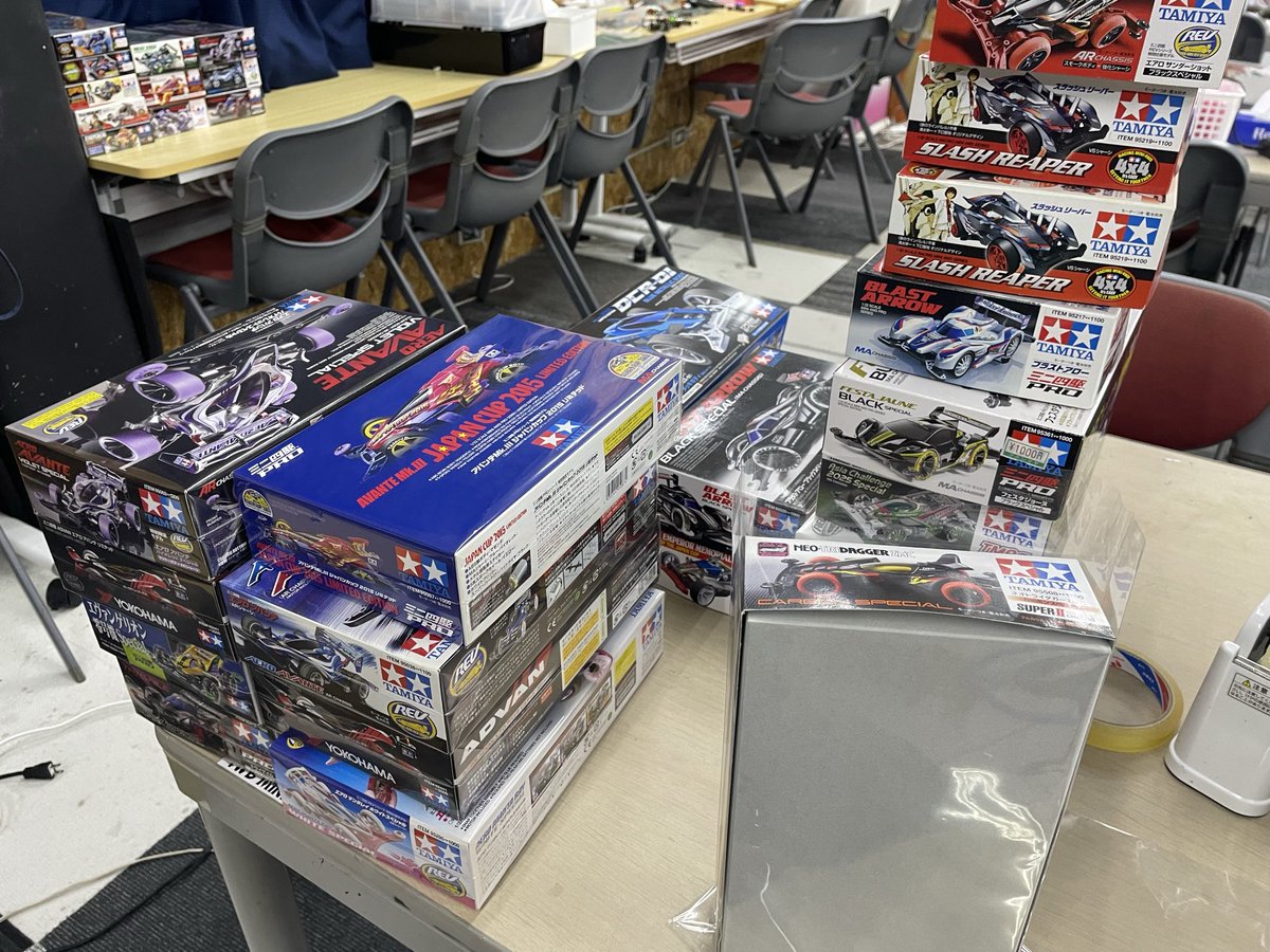 買い取りした商品や在庫を、ラッピング作業中^ - ^