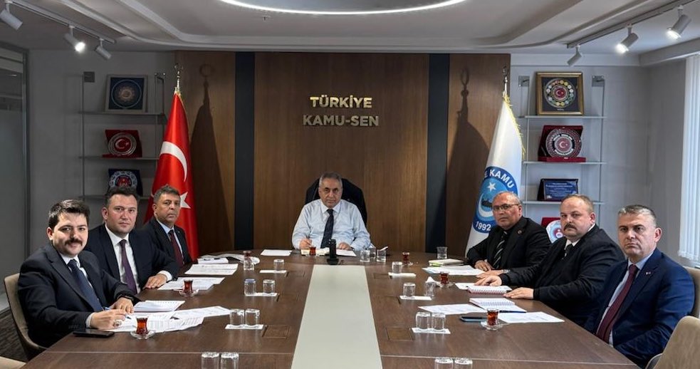 📌 8. Olağan Genel Kurulumuz sonrası oluşan Yönetim Kurulu üyelerimizle, Genel Kurul sonrası ilk yönetim kurulu toplantımızı gerçekleştirdik.

📌 Yönetim Kurulu toplantımızı ziyaret ederek, sendikal tecrübesini bizlerle paylaşan ilkeli sendikacılığın lideri Türkiye Kamu-Sen Genel