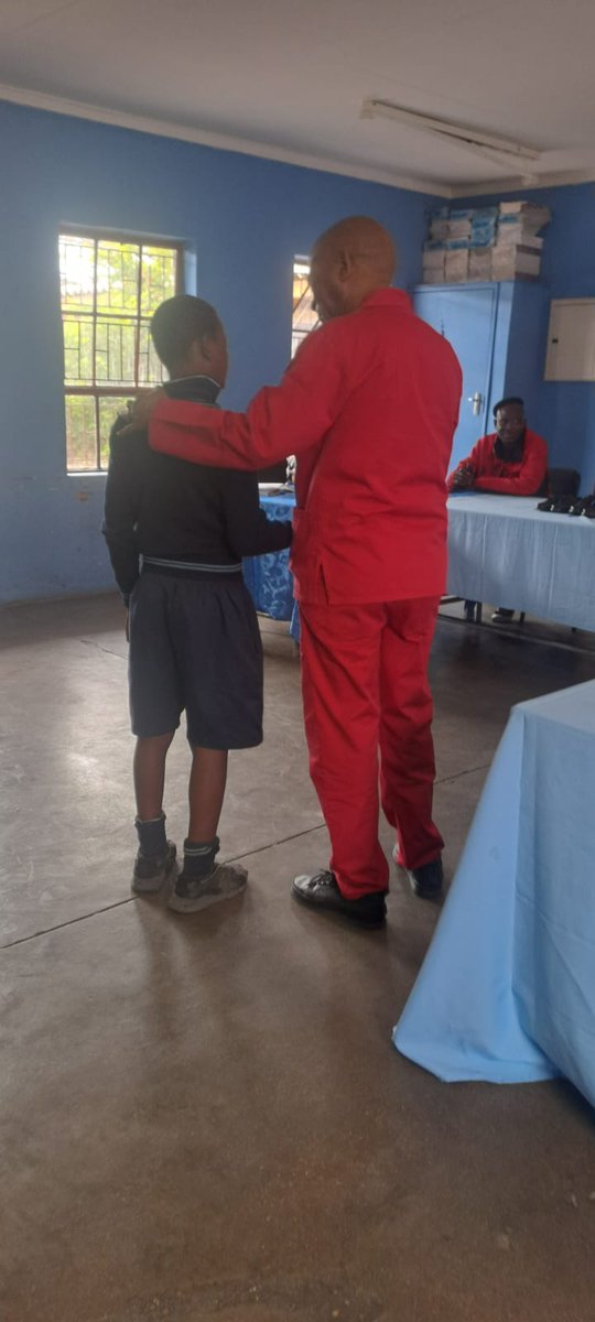 ♦️In Pictures. 

The EFF donates shoes to learners in schools around Seshego 

EFF Limpopo Provincial Chairperson Commissar Lawrence Mapoulo ,PCT member Fighter Jacob Lebogo, Polokwane Sub-Regional Secretary Fighter Angela Mashabela,Ward 13 Branch Chairperson Fighter Njeza