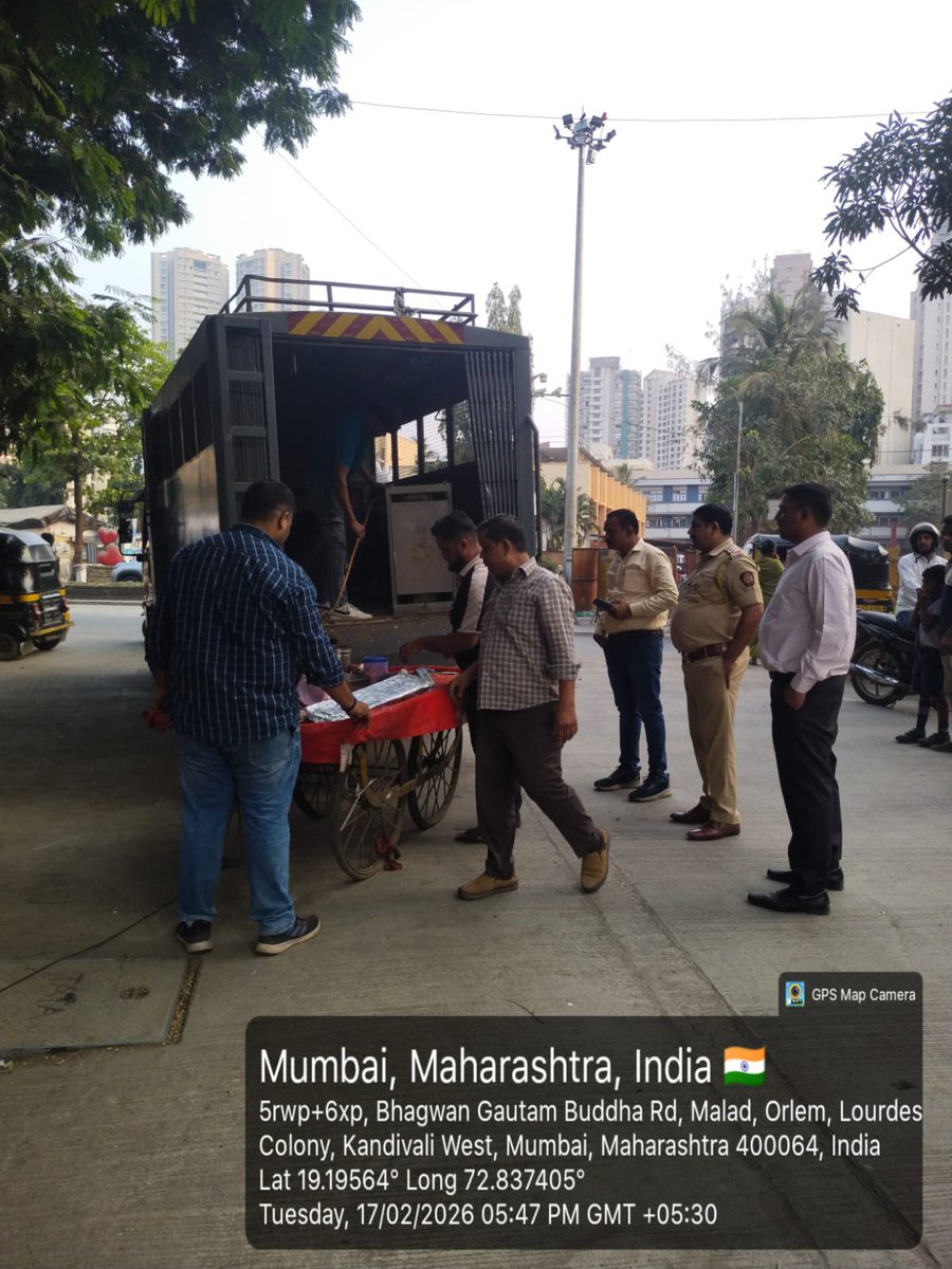 LoveOrlem's tweet photo. Today, on 17/02/2026, @Malad_PS with the help of the eviction team @mybmc fining and evictions of unauthorized hawkers on the sidewalk in front of #orlem Church was carried out due to complaints & letters sent to team @mla_aslamshaikh 🙏🏼 & Senior Inspector Dushyant Chavan. https://t.co/pAoBRkbQuH