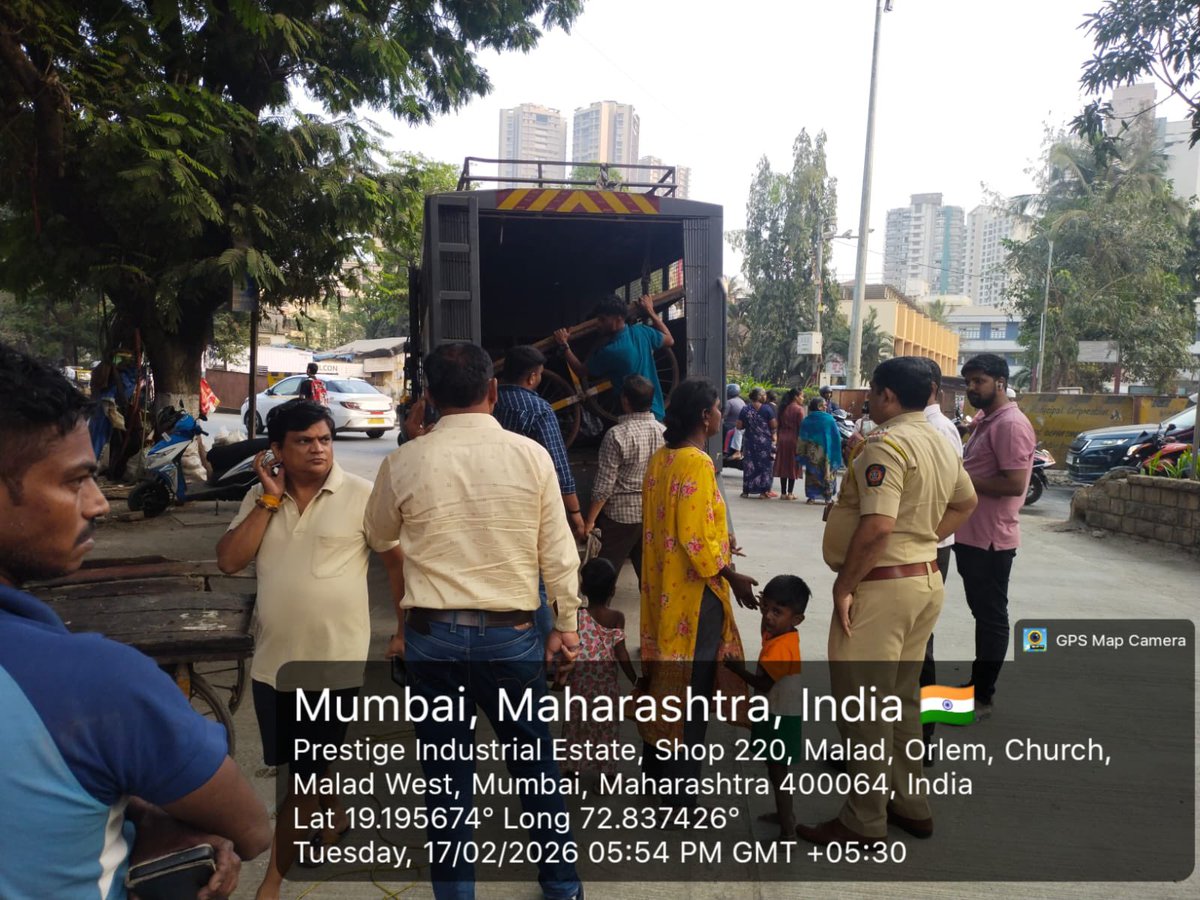 LoveOrlem's tweet photo. Today, on 17/02/2026, @Malad_PS with the help of the eviction team @mybmc fining and evictions of unauthorized hawkers on the sidewalk in front of #orlem Church was carried out due to complaints & letters sent to team @mla_aslamshaikh 🙏🏼 & Senior Inspector Dushyant Chavan. https://t.co/pAoBRkbQuH