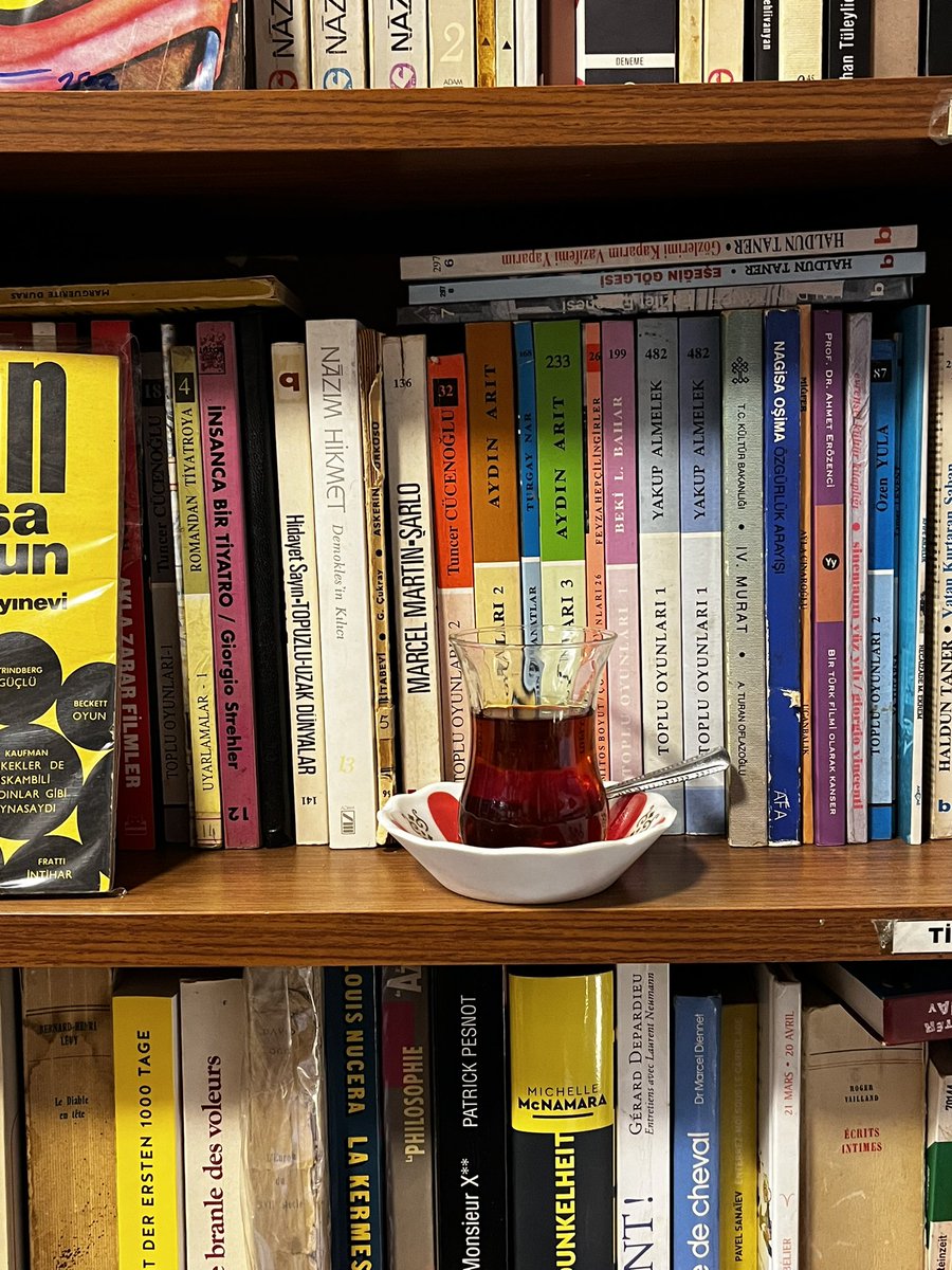 Akşamüstü yağmur başlamışken, çay, sahaf, Beyoğlu…