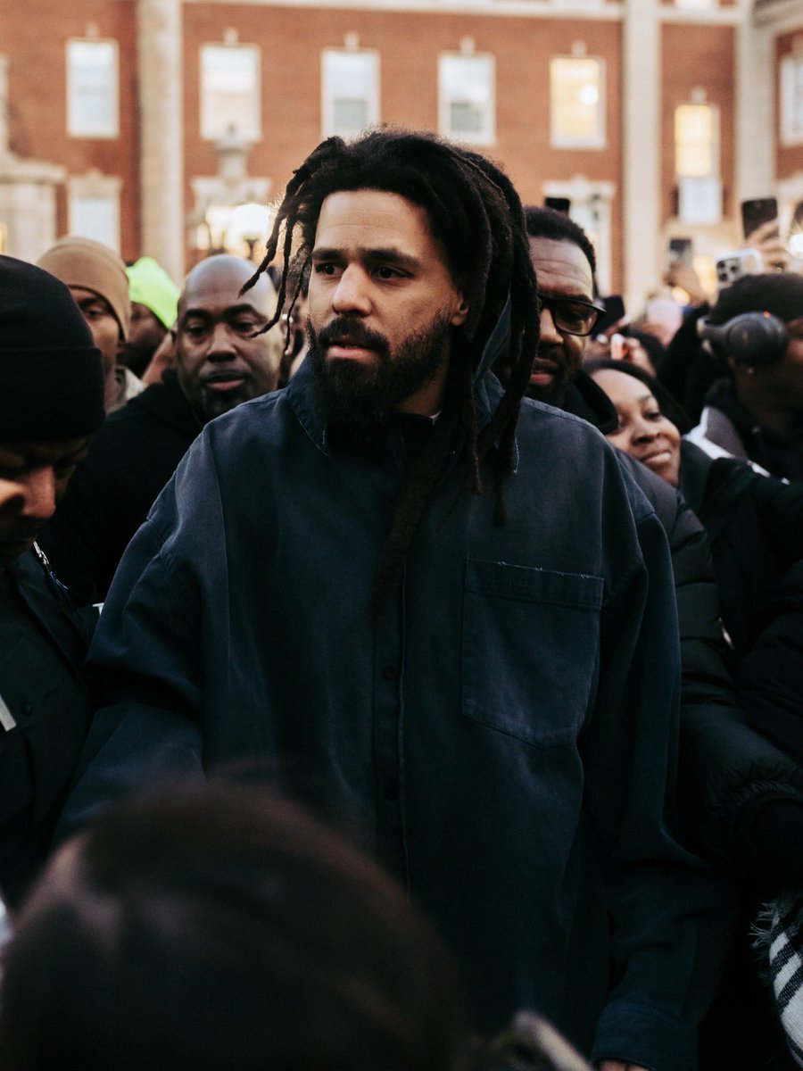 JColeVillle's tweet image. More than 200,000 people joined the queue this morning for J. Cole’s first concert in the Charlotte, NC 🤯