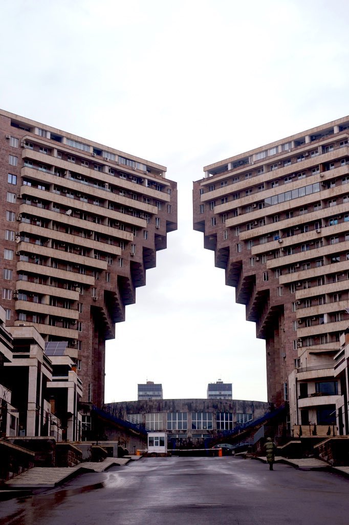 RT @saudadeyu: アルメニアにも香ばしいソビエト建築がかなり残ってて