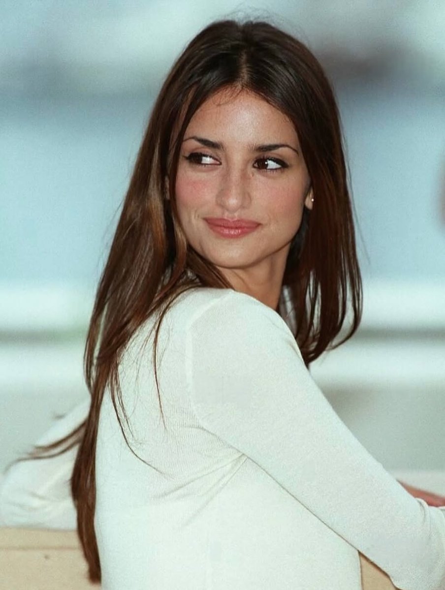 cinevow's tweet image. Penélope Cruz at the Cannes film festival, 2000