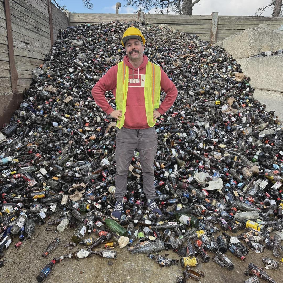 GAFollowers's tweet photo. Fun Fact: When Atlanta stopped curbside glass recycling, this dad stepped up for his newborn son's future. 3 years and 34,000 lbs of glass later, he still going. Absolute legend. https://t.co/OuM986S37F