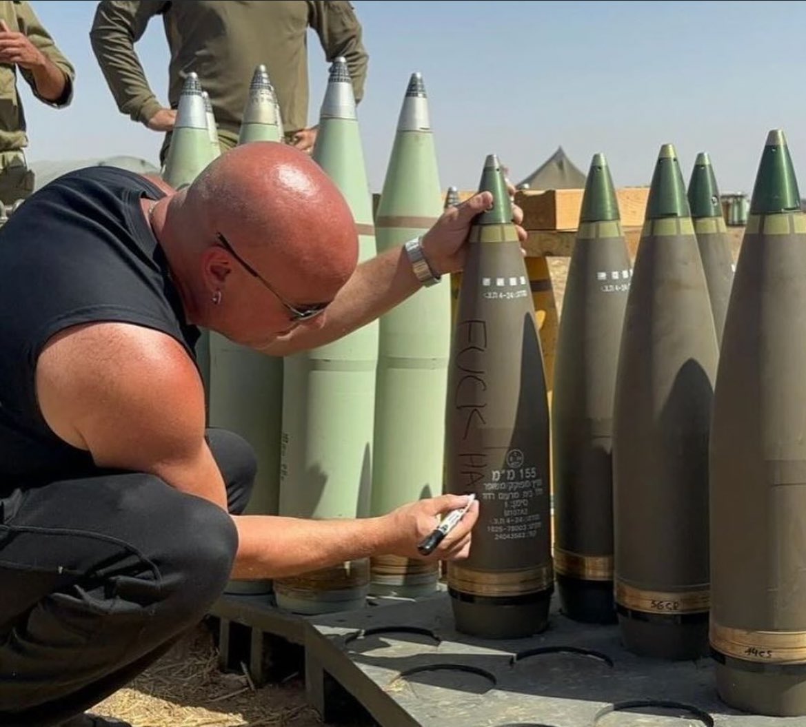 aparte de ser top tres peores bandas de la historia, al cantante de Disturbed le encanta firmar misiles del IDF usados para bombardear Gaza

Violador y genocida van de la mano