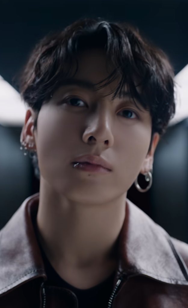 「BTSのジョングクは、ブランドが確保するのが最も難しいアーティストの一人として知られている。」 - シン・ドンホン、コラムニスト＆元メンズ雑誌編集長

CHANEL: ほぼ1年間準備
cK: 18ヶ月待った
HUBLOT: 取引が最終決定するのに18ヶ月

高級ブランドが競い合い、数年待ち、戦略を練る一人の為に。