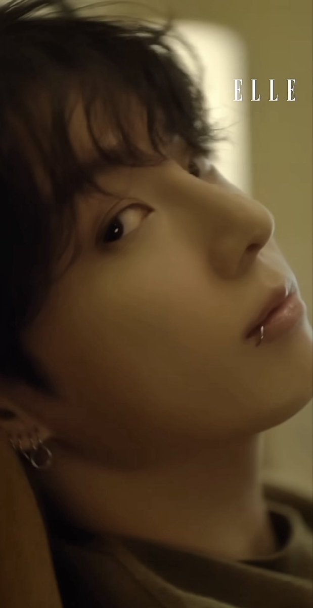 momo04747871's tweet photo. 「BTSのジョングクは、ブランドが確保するのが最も難しいアーティストの一人として知られている。」 - シン・ドンホン、コラムニスト＆元メンズ雑誌編集長

CHANEL: ほぼ1年間準備
cK: 18ヶ月待った
HUBLOT: 取引が最終決定するのに18ヶ月

高級ブランドが競い合い、数年待ち、戦略を練る一人の為に。 https://t.co/2YjfETeNBu